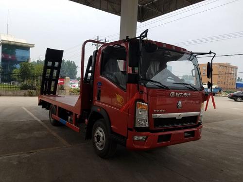 重汽豪沃小藍牌挖機平板拖車，隨州專業平板車廠家生產，目前，廠家正在大力促銷活動中