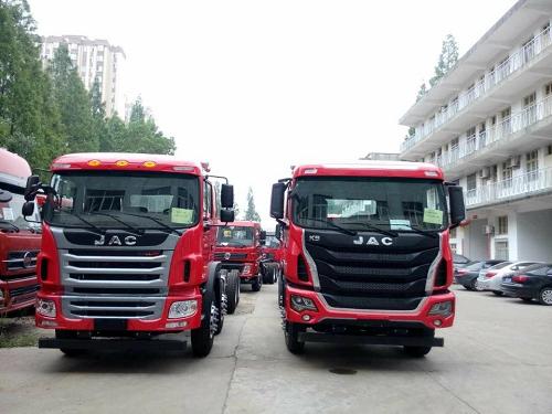 江淮前四后八大型挖機拖車，兩款駕駛室，高端大氣上檔次，發動機動力為濰柴300馬力和350馬力