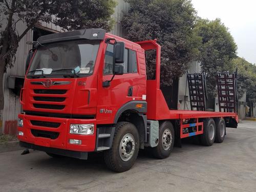 解放悍V前四后八挖機平板拖車，拉載30噸—40噸挖機，濰柴310馬力，一汽10檔變速箱，13噸后橋，現車銷售電話：余靜 13607281988