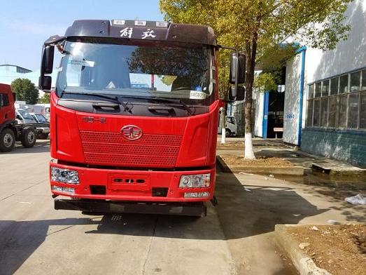 解放J6單橋挖機平板運輸車，大柴180馬力國五排放，8擋變速箱，9噸后橋，整車長9米，寬2米5，后平臺6米5，整車不超重，公告手續齊全，商戶辦理營運證五任何障礙！廠家現車直銷價格：15308662333