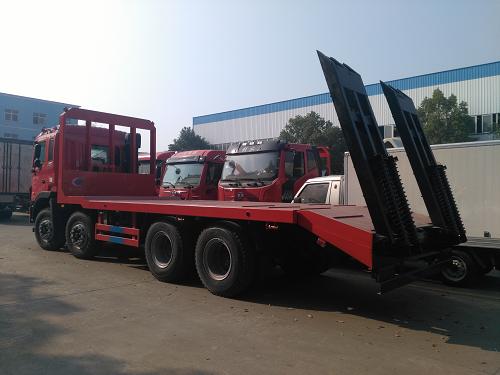 江淮格爾發前雙后雙挖機平板運輸車，前四后八挖機拖車中軸距最短的一款車型，也是今年的銷售冠軍，賣的相當火爆，整車性能絕佳，轉彎半徑小，車身輕便靈活，能勝任各類復雜的路況，是拉300型以上機械的首選品牌，廠家現車直銷，上戶手續齊全，搶購電話：15308662333