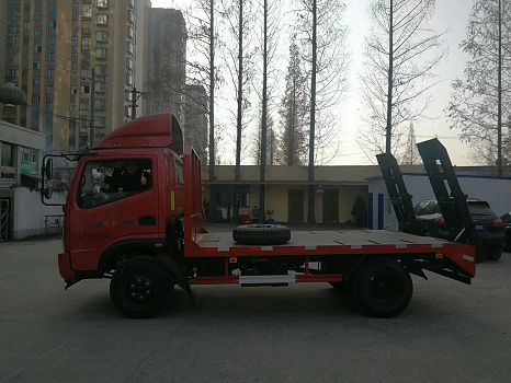 時(shí)風(fēng)藍(lán)牌小挖機(jī)拖車