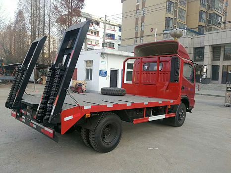 時(shí)風(fēng)藍(lán)牌小挖機(jī)拖車