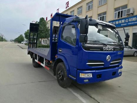 東風(fēng)福瑞卡小藍(lán)牌挖機(jī)拖車廠家直銷，藍(lán)牌小挖機(jī)平板車圖片，藍(lán)牌挖機(jī)平板拖車配置參數(shù)詳情介紹，廠家電話：13607281988