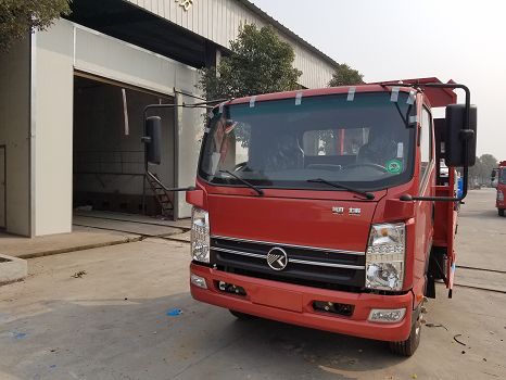 凱馬藍(lán)牌小挖機(jī)平板車優(yōu)惠信息，凱馬藍(lán)牌小挖機(jī)拖車廠家電話：13607281988，藍(lán)牌小挖機(jī)平板拖車圖片參數(shù)，藍(lán)牌小挖機(jī)運(yùn)輸車詳細(xì)介紹